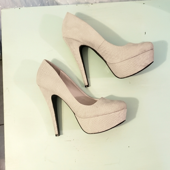 Snakeskin design, platform heels, size 9 - Picture 3 of 7